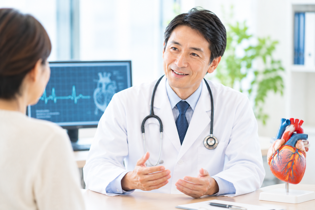 循環器専門医が心臓の模型やモニターを使って患者さんに説明している様子